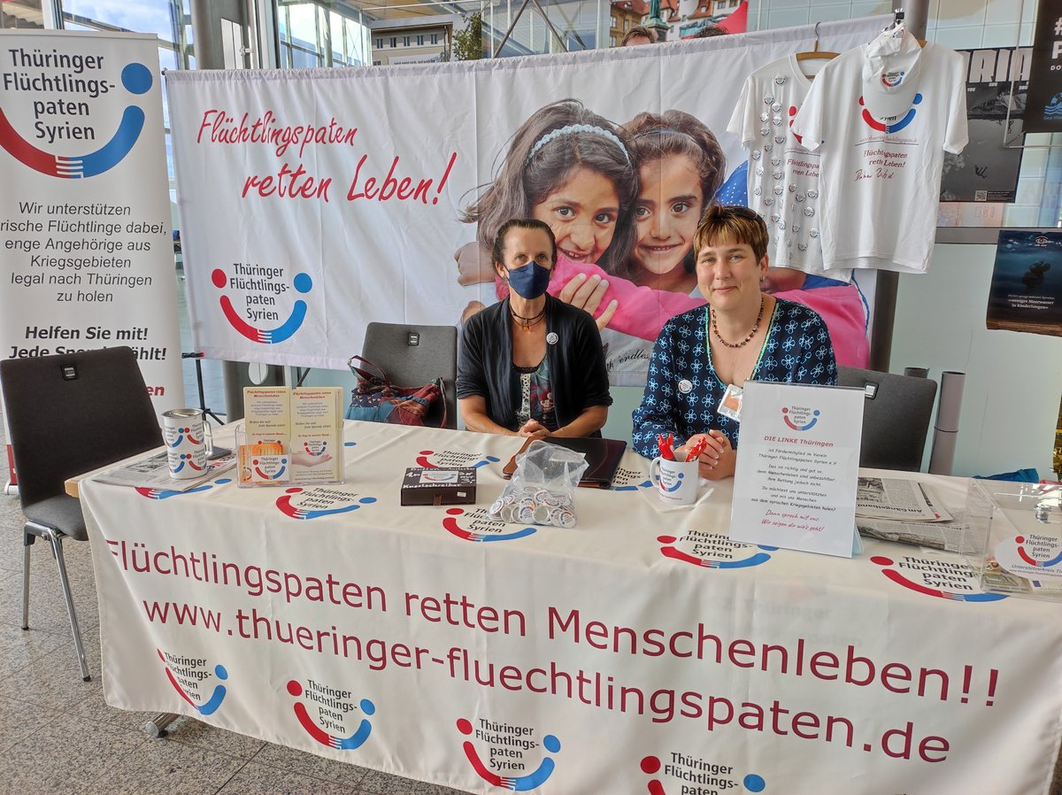 Stand des Vereins auf einer öffentlichen Veranstaltung in Erfurt 2022 (Bild: Thüringer Flüchtlingspaten Syrien e.V.)