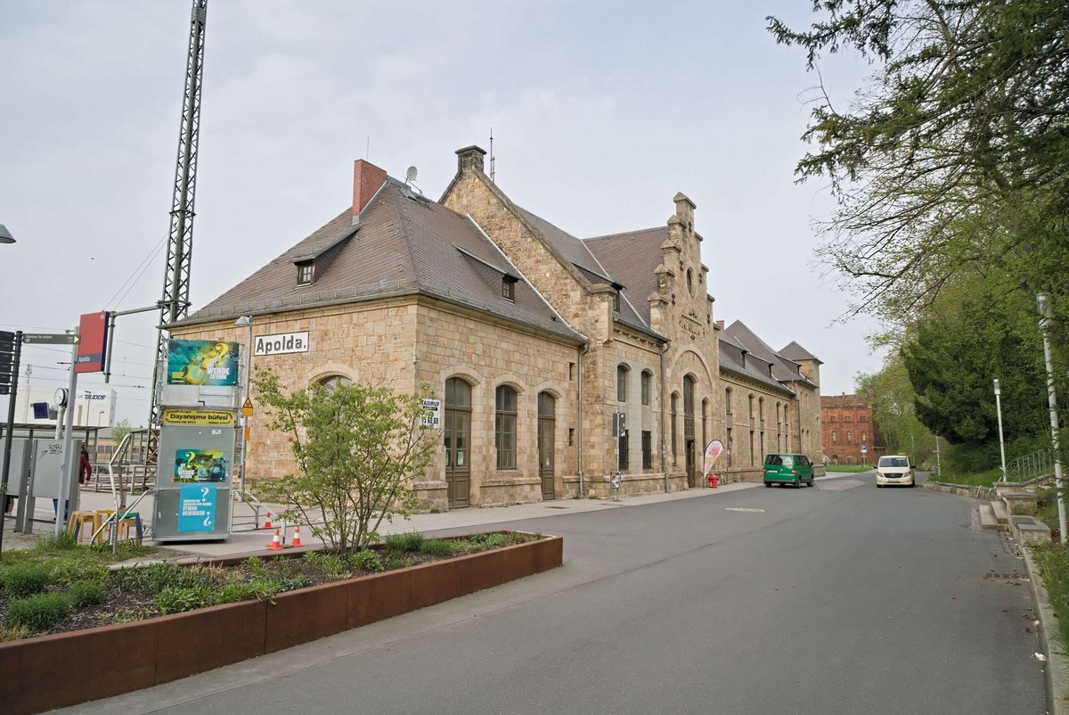 Die Erinnerungswerkstatt "Ist die Wende zu Ende" an ihrer Station in Apolda, April 2024.