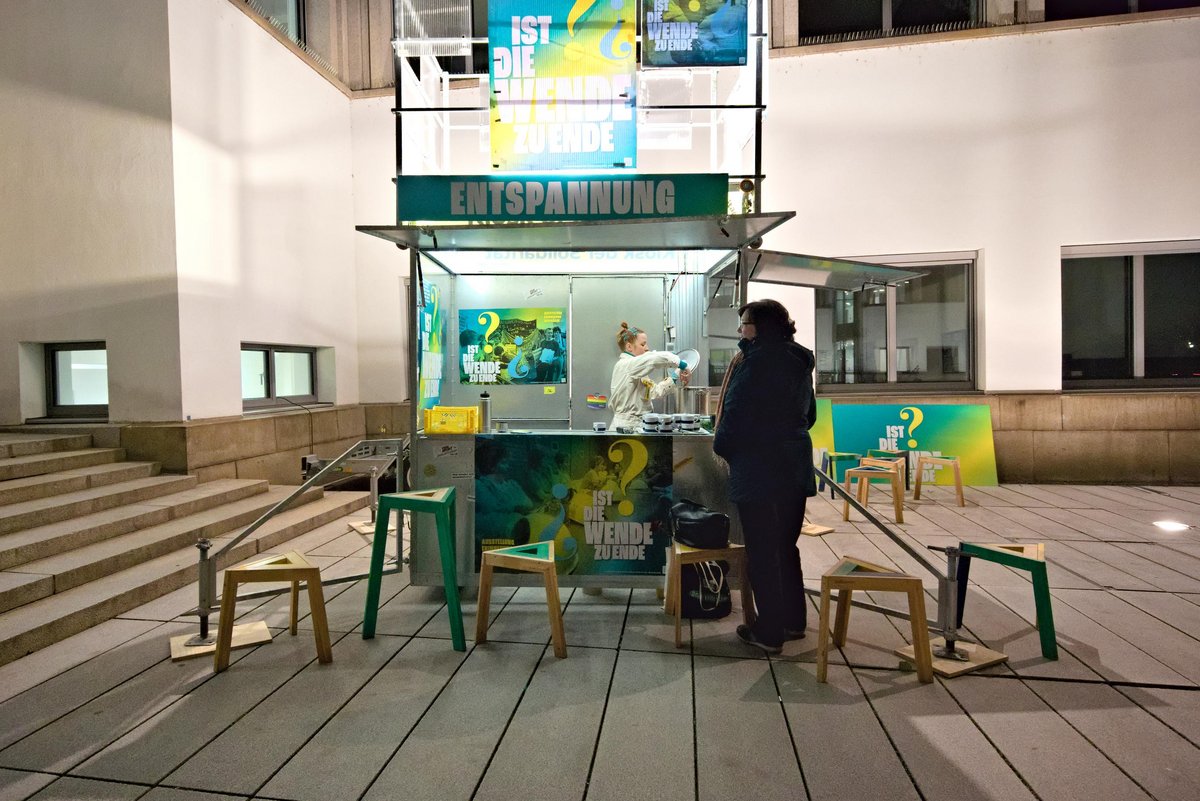 Der Kiosk der Solidarität als Element der Erinnerungswerkstatt "Ist die Wende zu Ende?"bei der Eröffnung der Ausstellung "VEB Museum", 8.3.24