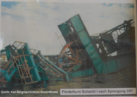 Foerderturm des Kalischachts Bischofferode nach der Sprengung 1997